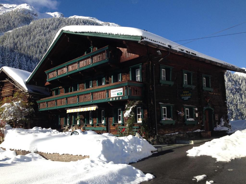 Апартаменты Altes Holzhaus Зёльден Экстерьер фото